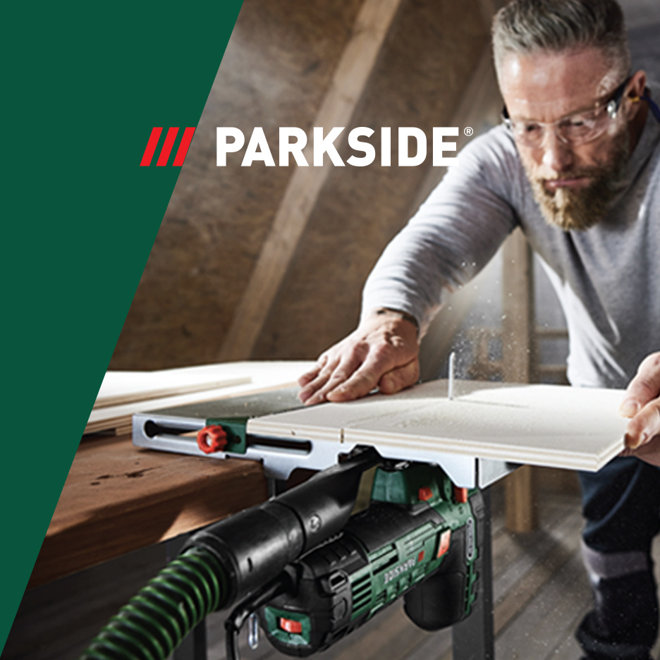 Parkside: Muškarac seče drvo ubodnom testerom, sa usisivačem za prašinu.