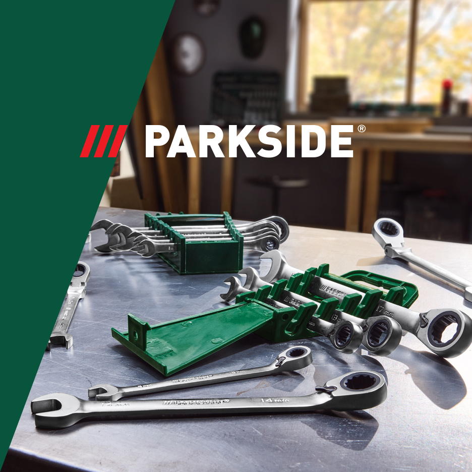 Parkside set ključeva sa čegrtaljkom i otvorenim ključevima na radnom stolu.