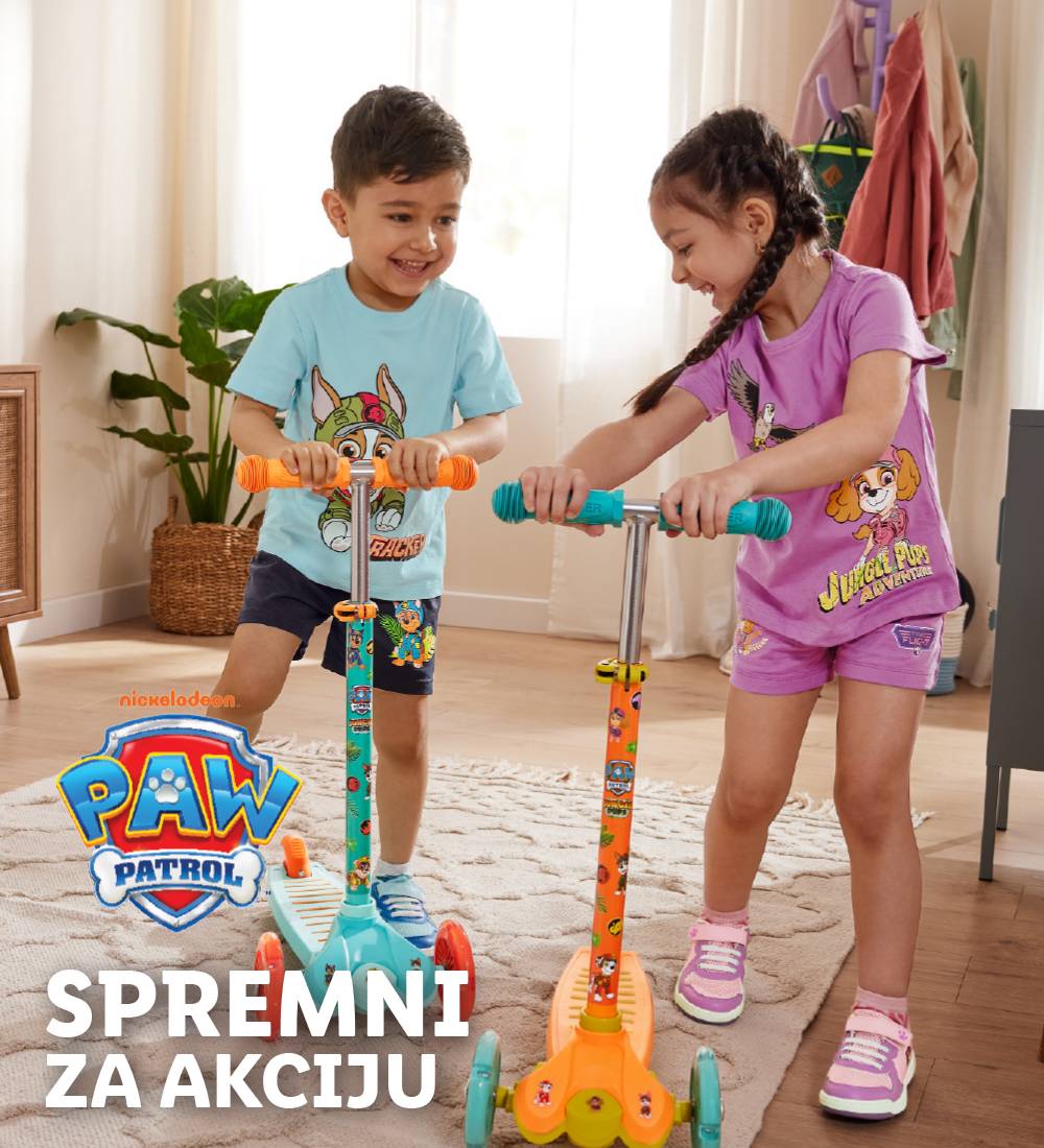 Dvoje dece se voze na svojim novim trotinetima Paw Patrol.