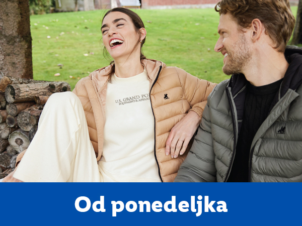 Muškarac i žena u jesenjim jaknama i duksevima, smeju se napolju.