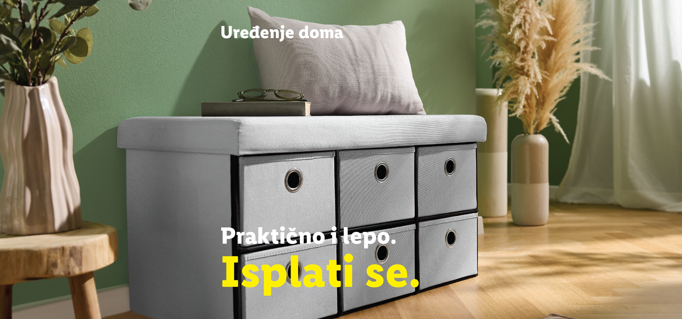 Uređenje doma: Praktična klupa sa fiokama, zidni satovi i tepisi.