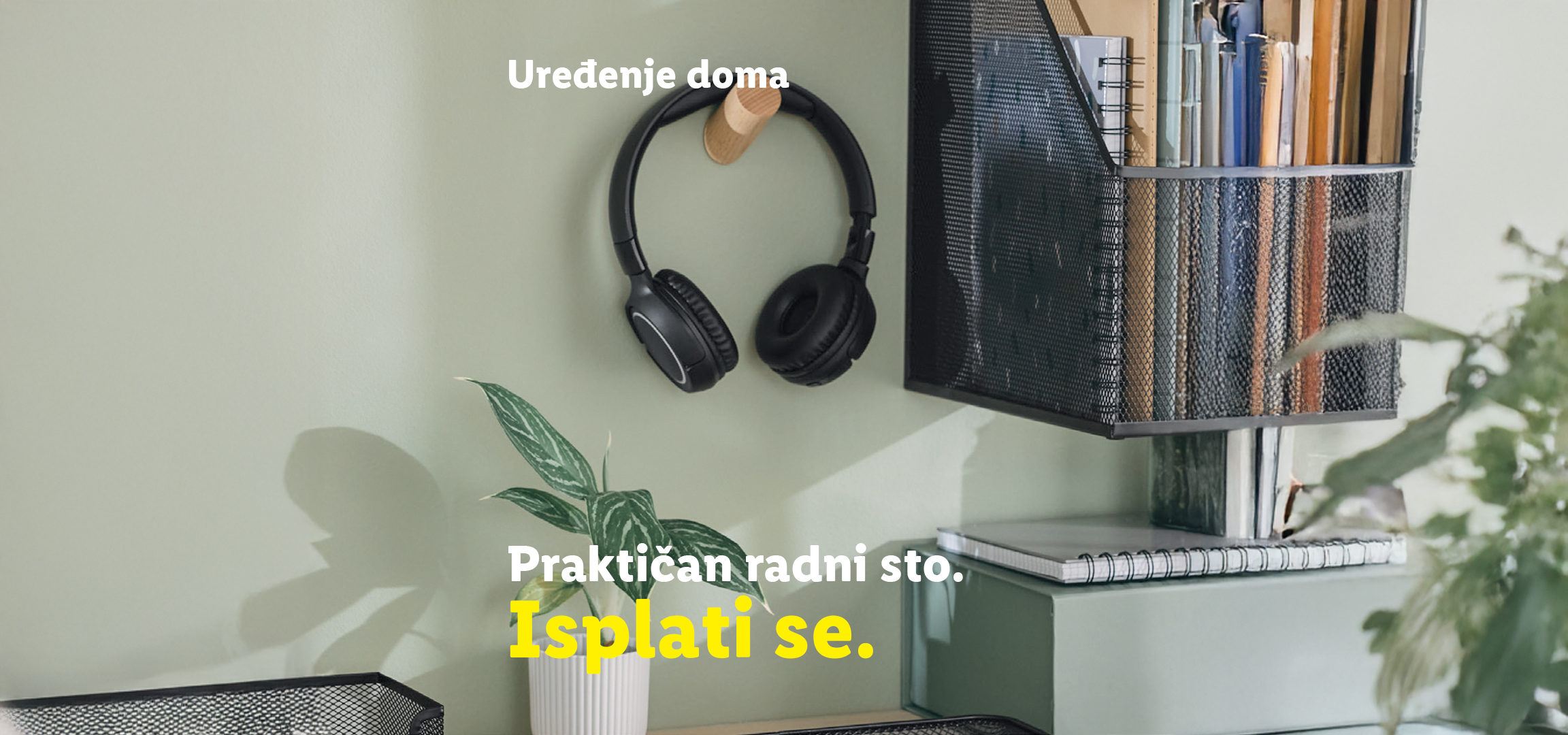 Organizovan radni sto sa kancelarijskim priborom i slušalicama, uz tekst „Uređenje doma. Praktičan radni sto. Isplati se.“