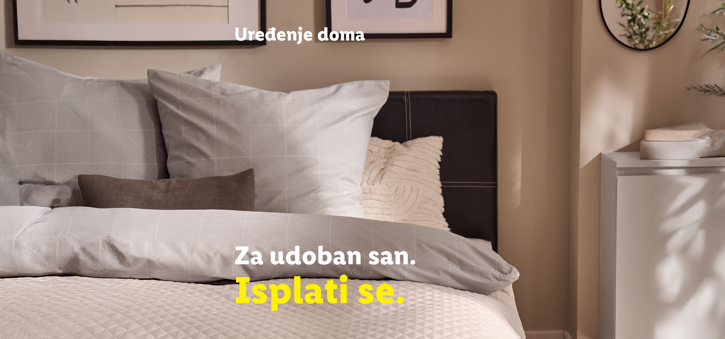 Spavaća soba sa posteljinom, tabureom i lampom, tekst: Uređenje doma. Za udoban san. Isplati se.