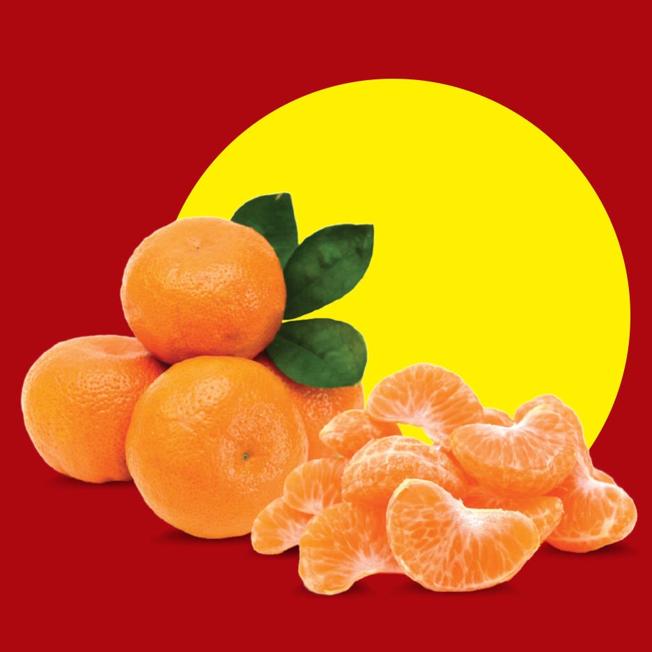 Sveže mandarine sa listovima i oljušteni segmenti na crvenoj i žutoj pozadini.