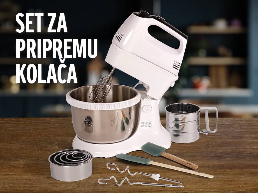 Beli mikser sa posudom, mutilicama, špatulama i kalupima za kolače na drvenom stolu.