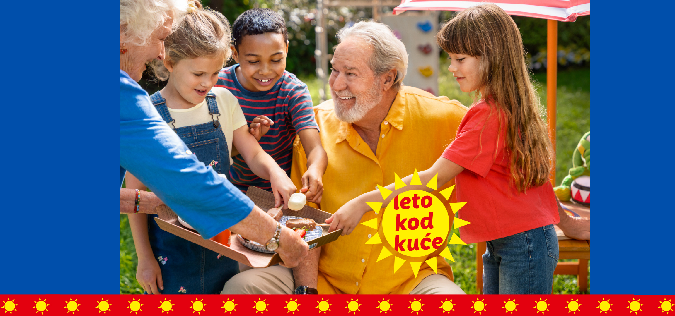 Porodično okupljanje uz sladolede i sladoledne lizalice, sa natpisom 'leto kod kuće'.