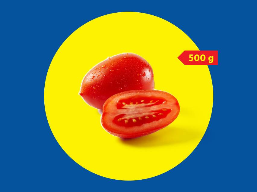 Sveži paradajz, jedan ceo i jedan prepolovljen, na žutoj pozadini sa oznakom 500 g.