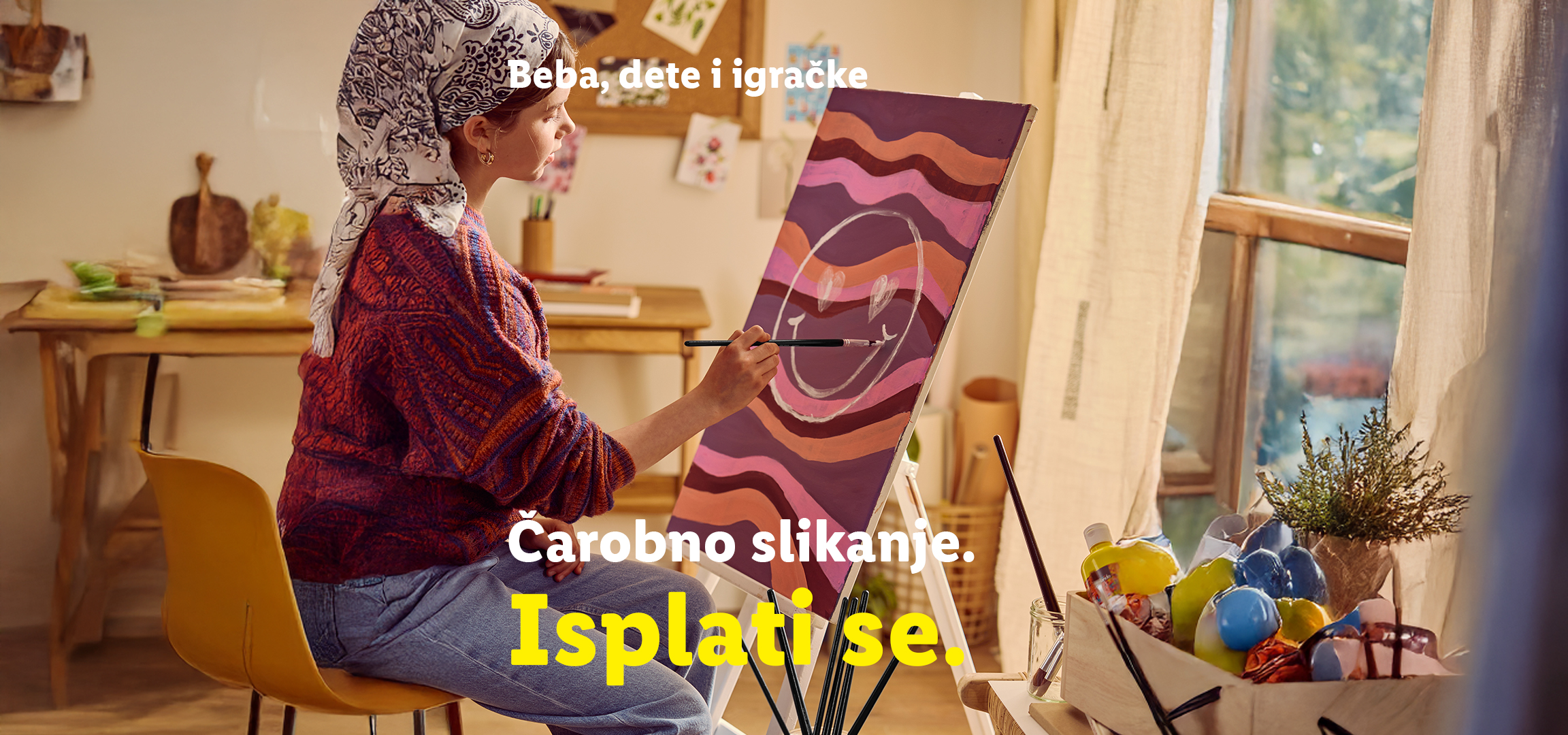 Set za crtanje sa bojicama, pastelima i vodenim bojama, dete slika drvo i dugu.