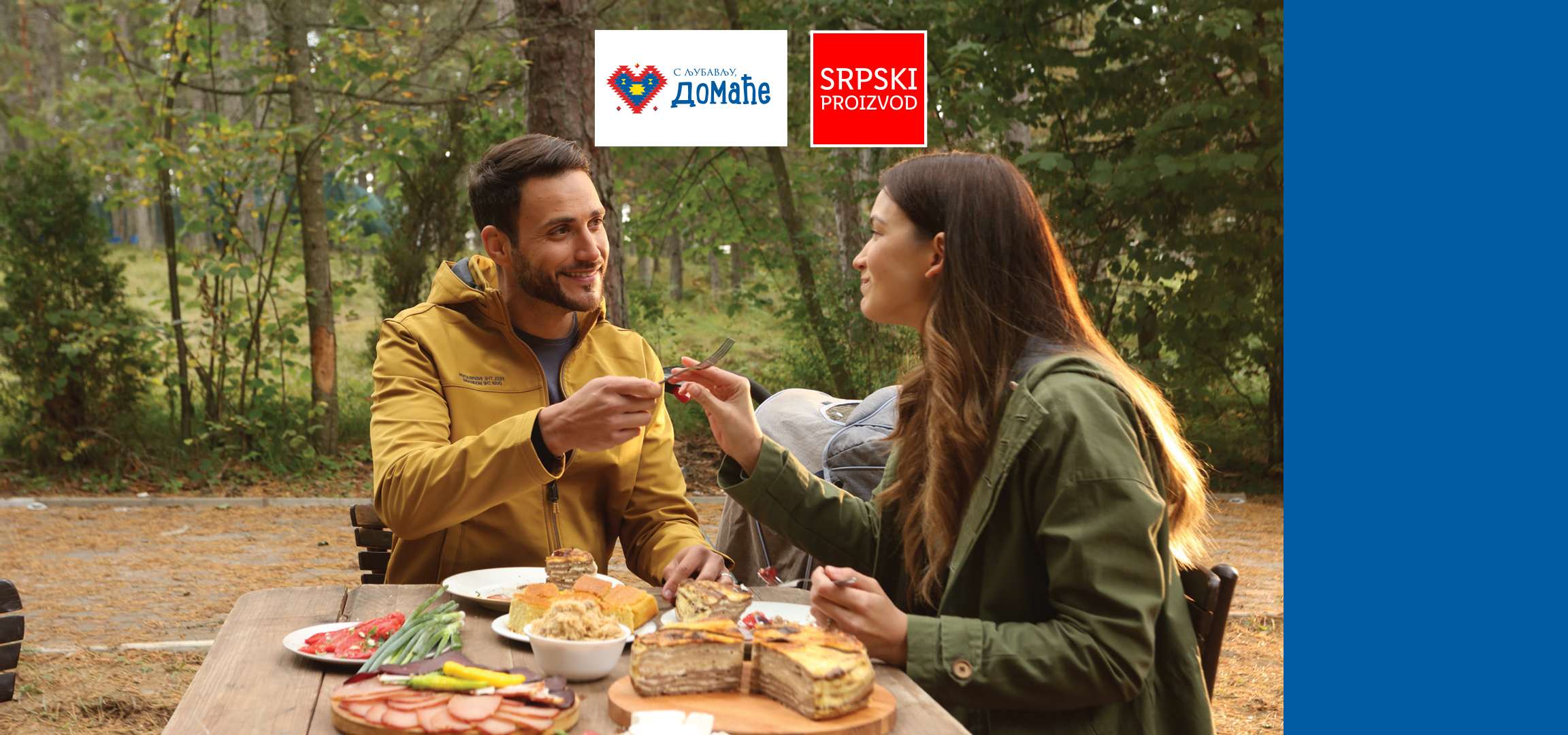 Par uživa u obroku na otvorenom sa domaćim proizvodima, uključujući jogurt, suhomesnate proizvode i sir.