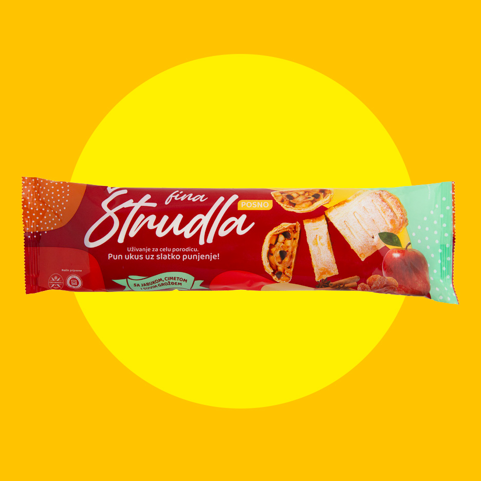 Fina Štrudla sa jabukom, cimetom i suvim grožđem, na žutoj pozadini.