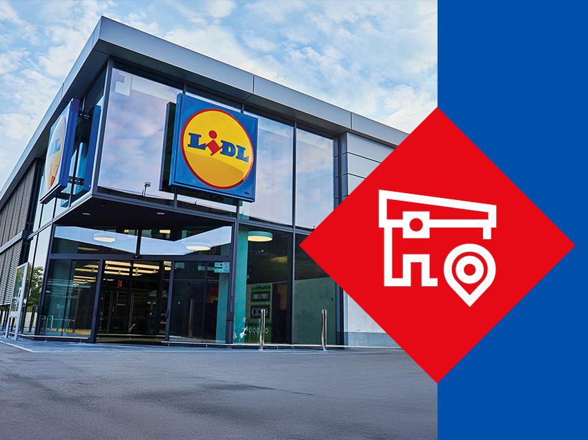 Moderna prodavnica sa velikim prozorima i logotipom, sa ikonom lokacije u prvom planu.