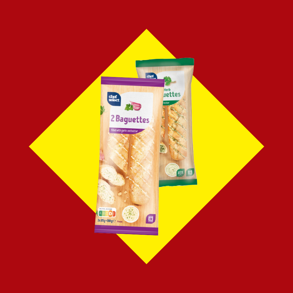 Dve Chef Select bagete sa belim lukom i začinskim biljem na crveno-žutoj pozadini.