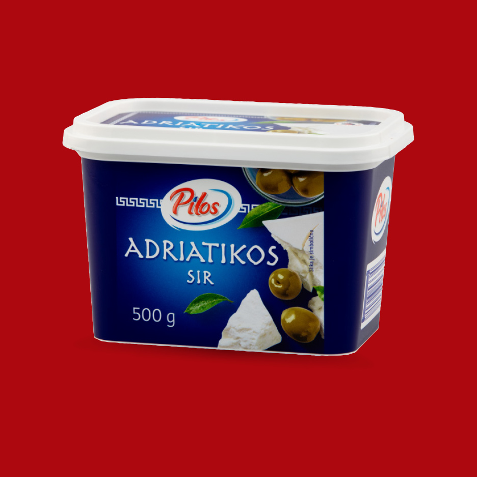 Pilos Adriatikos sir u plavoj posudi sa maslinama i komadima sira
