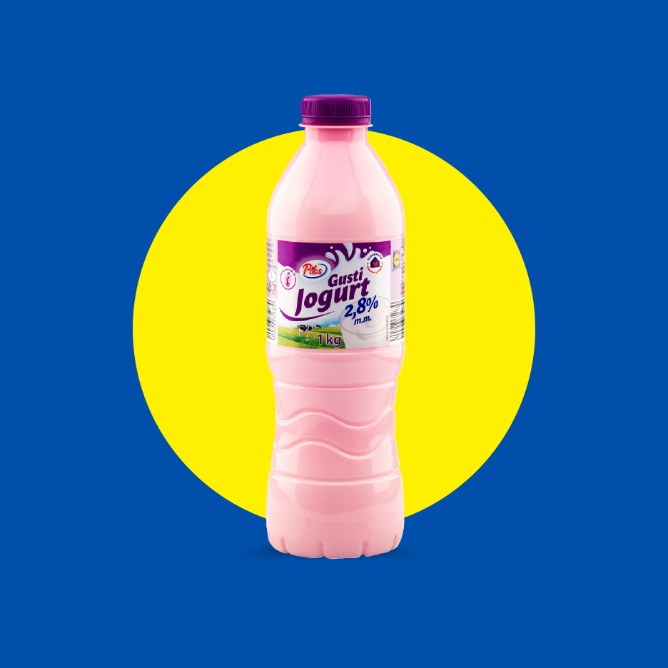 Roze boca jogurta sa ljubičastim čepom na žutom krugu i plavoj pozadini.