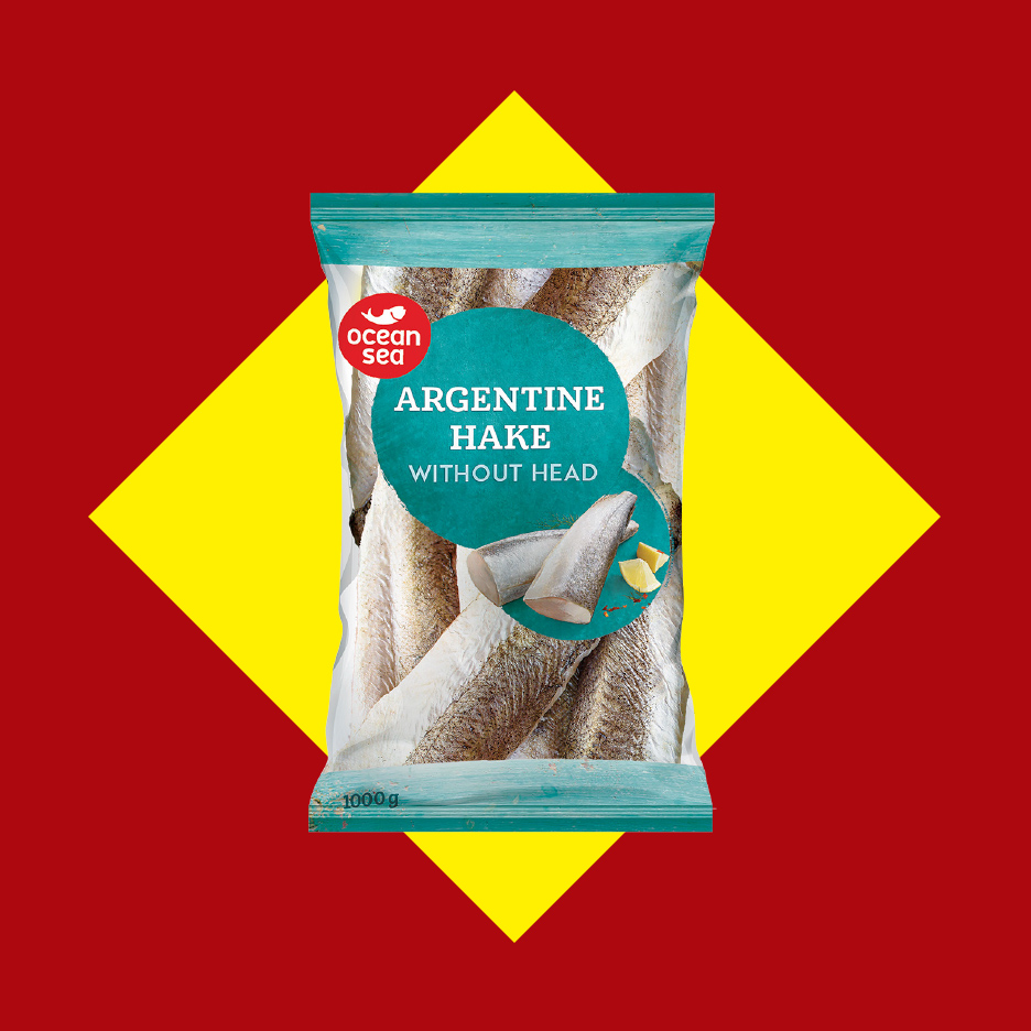 Pakovanje Ocean Sea argentinskog oslića bez glave od 1000g na crveno-žutoj pozadini.