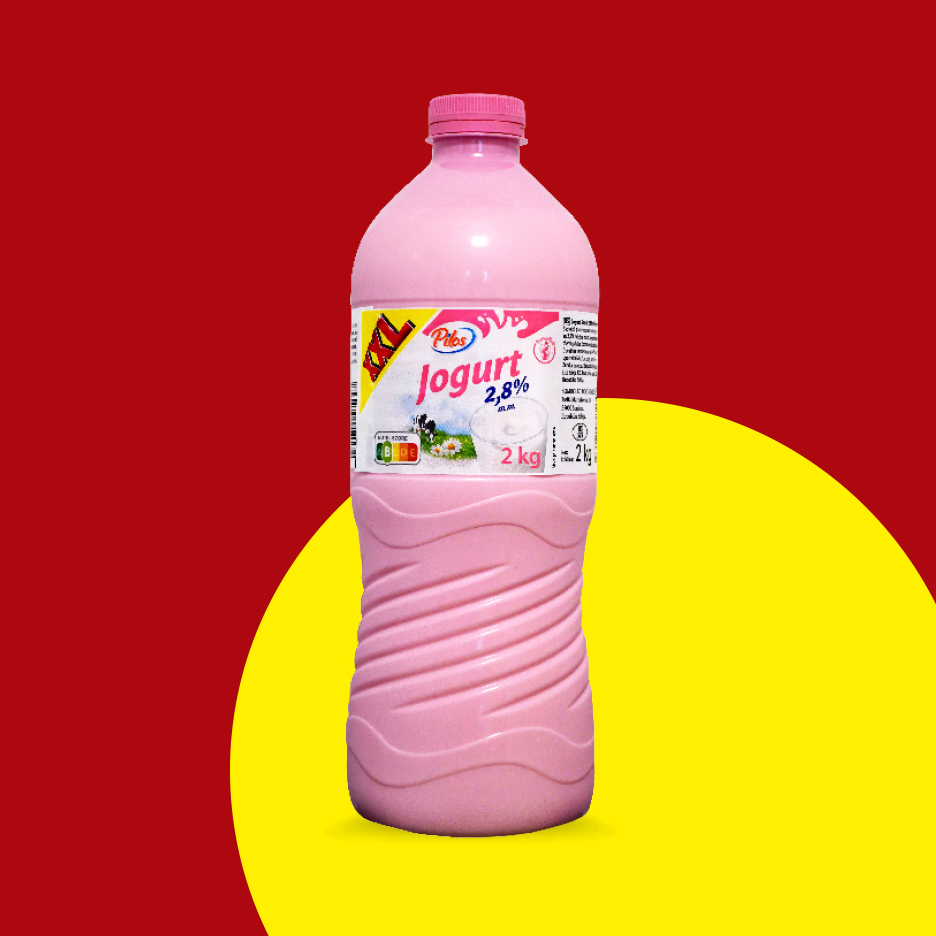 Roze flaša jogurta od 2,8% masti i 2 kg na crveno-žutoj pozadini.