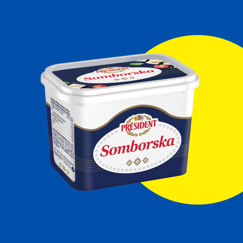 President Somborska sir u beloj posudi sa plavom etiketom na plavo-žutoj pozadini.