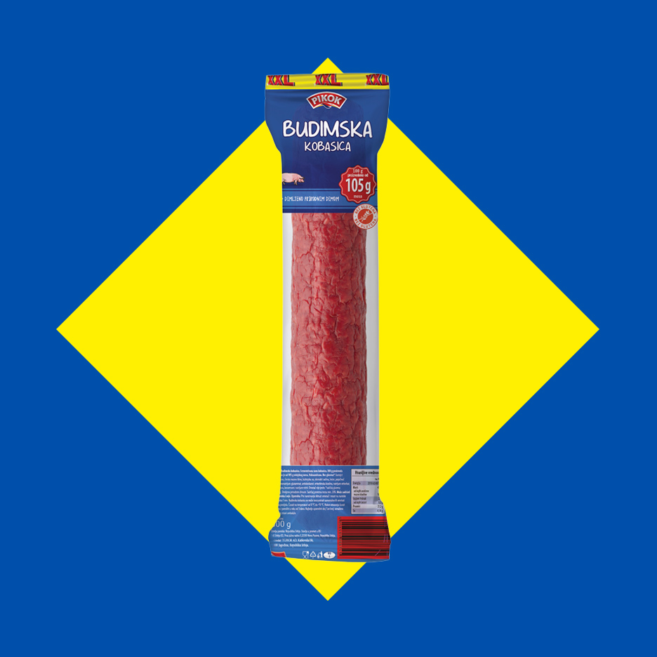 Pikok Budimska kobasica u pakovanju od 105g na plavo-žutoj pozadini.