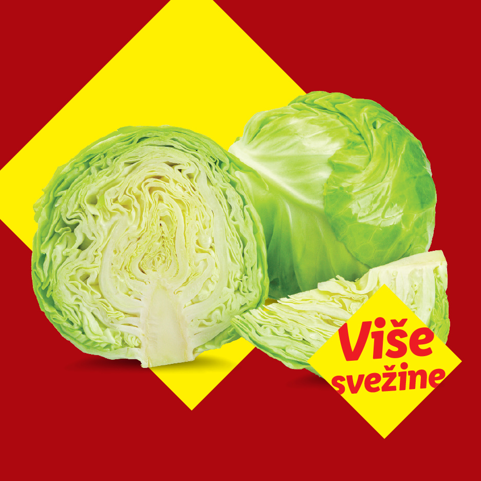 Svež kupus, ceo i presečen na pola, na crvenoj pozadini sa žutim rombovima i natpisom „Više svežine“.