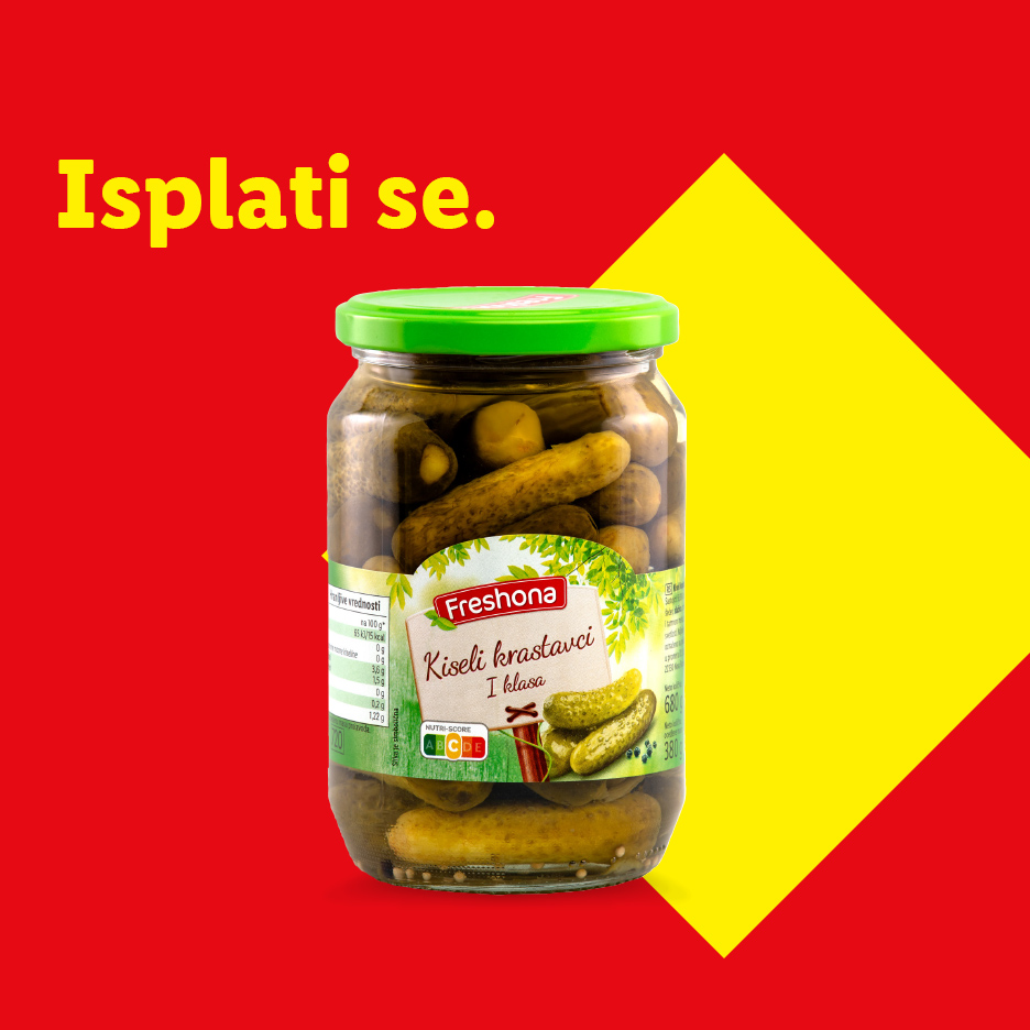 Tegla Freshona kiselih krastavaca sa natpisom 'Isplati se' na crveno-žutoj pozadini.