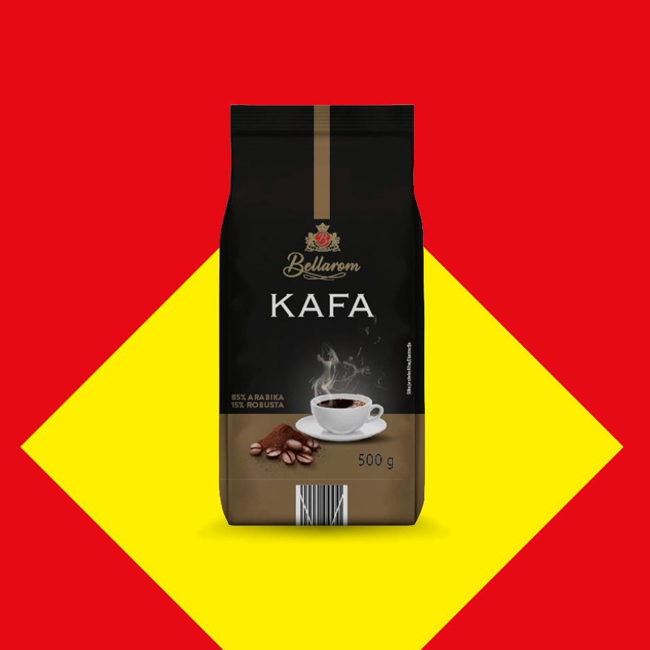 Pakovanje kafe sa šoljicom kafe i zrnima kafe na crno-žutoj pozadini.