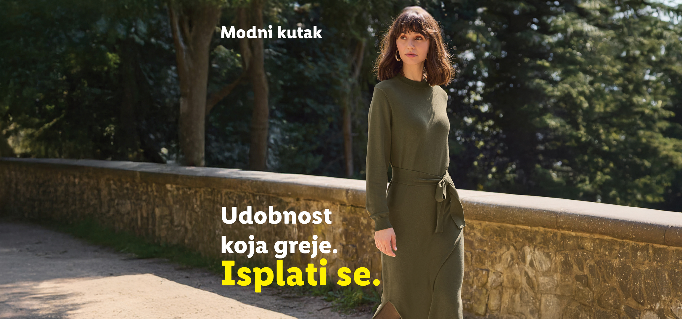 Žena u maslinastozelenoj haljini i par u crnim sportskim jaknama i pantalonama.