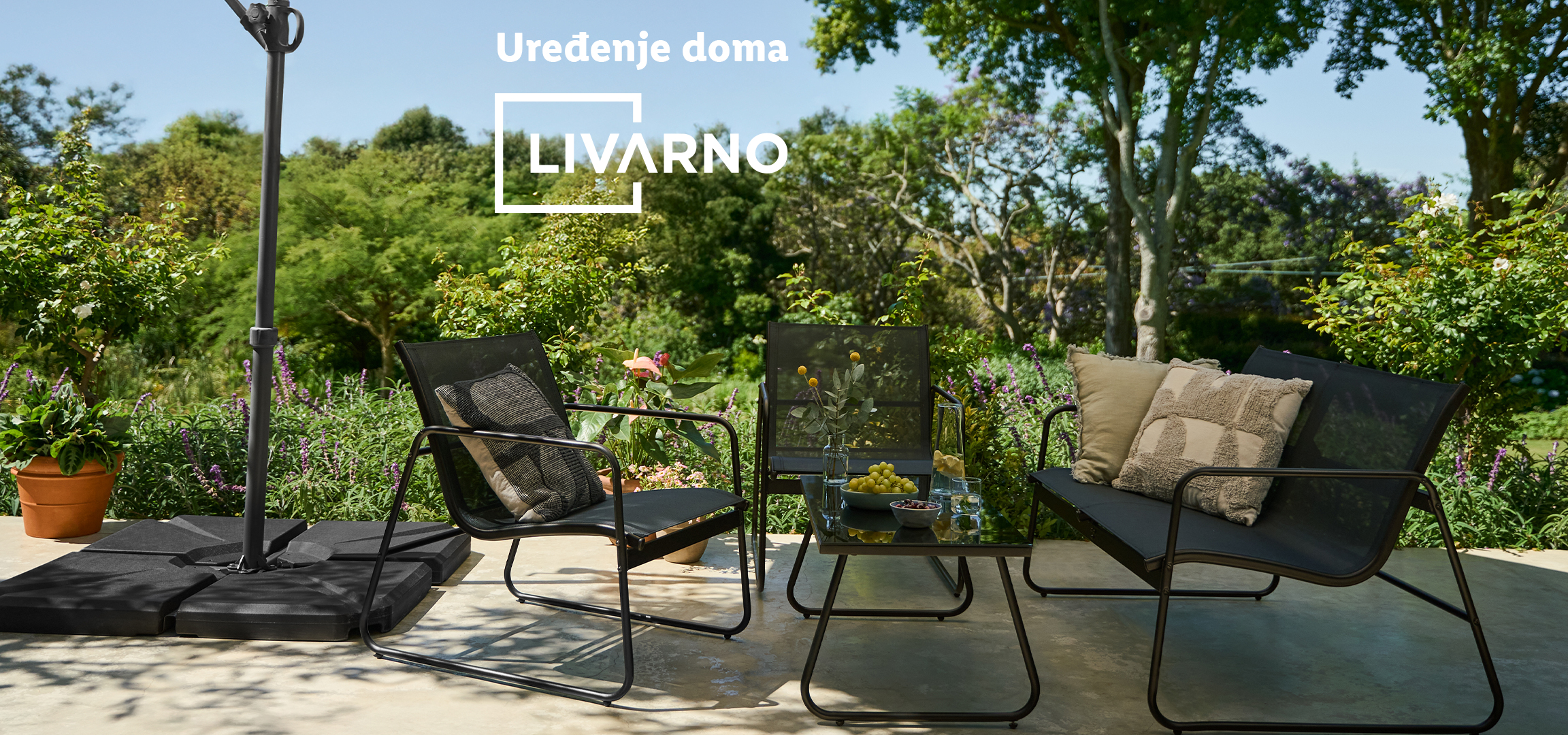 Baštenski nameštaj i ležaljka za sunčanje u bašti. Tekst: Uređenje doma.