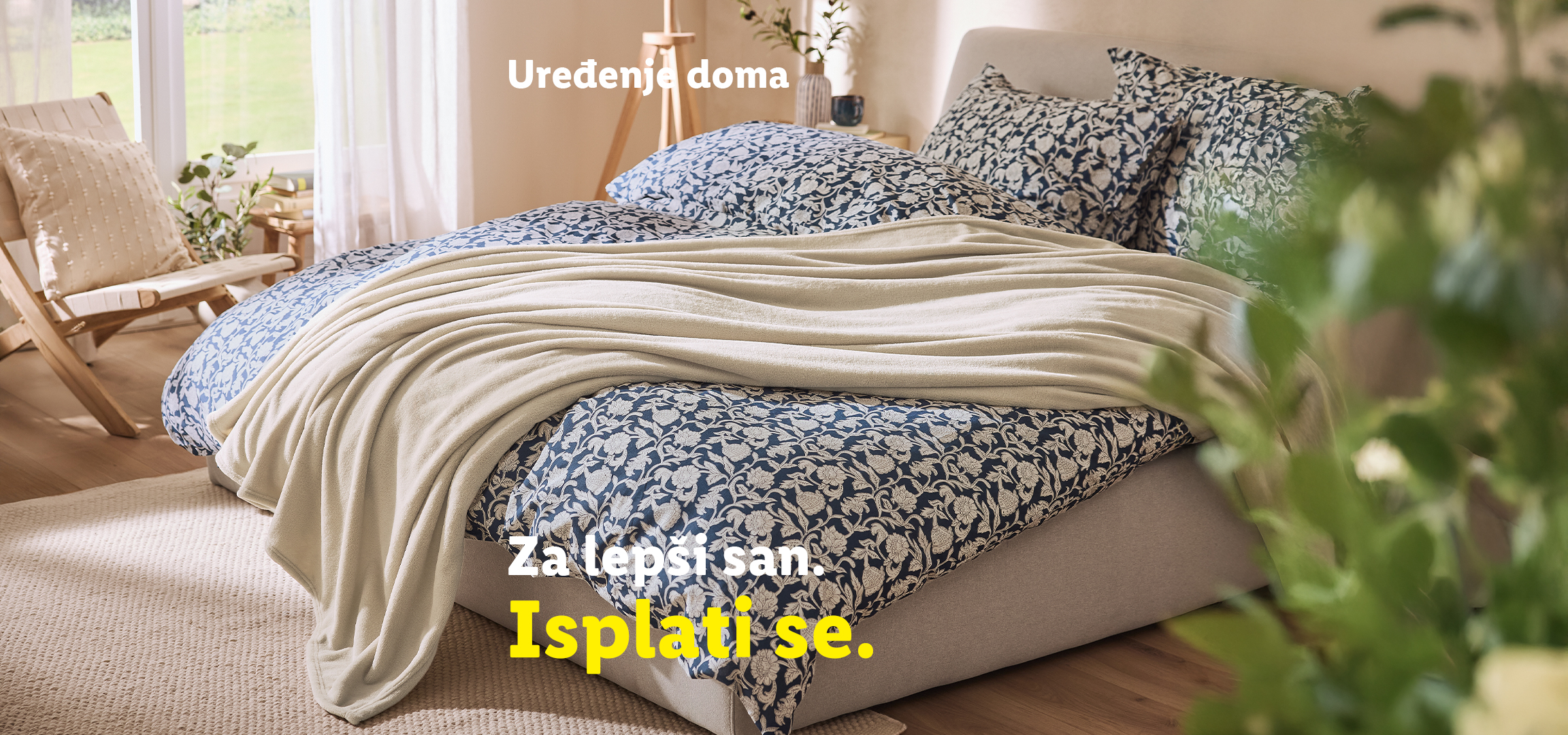 Sijalice i posteljina sa cvetnim dezenom za uređenje doma i lepši san.