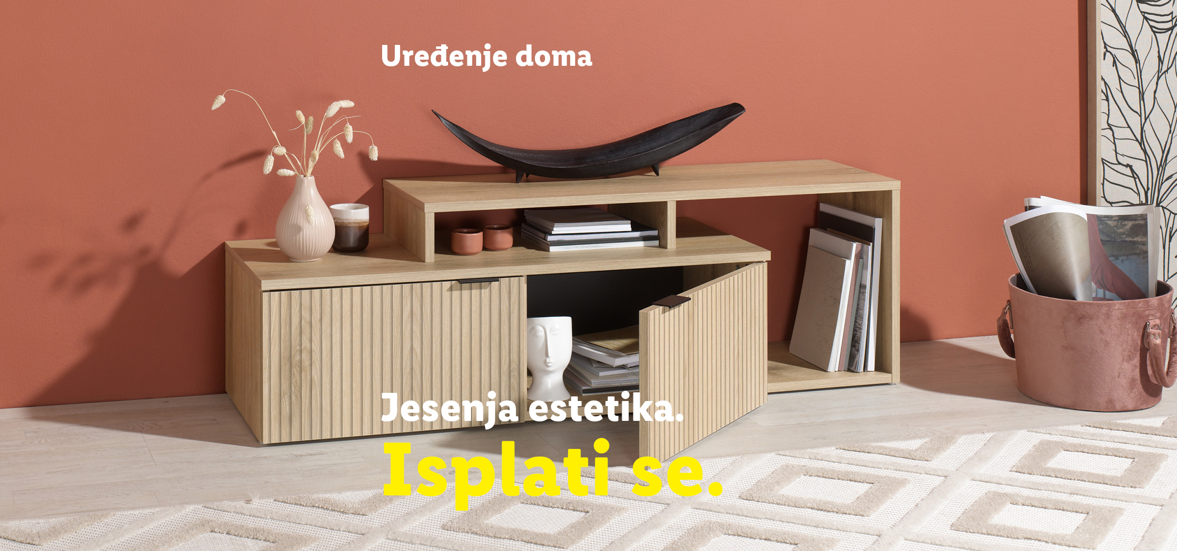 Dva drvena ormarića sa policama i dekoracijom, sa tekstom 'Uređenje doma Jesenja estetika. Isplati se.'