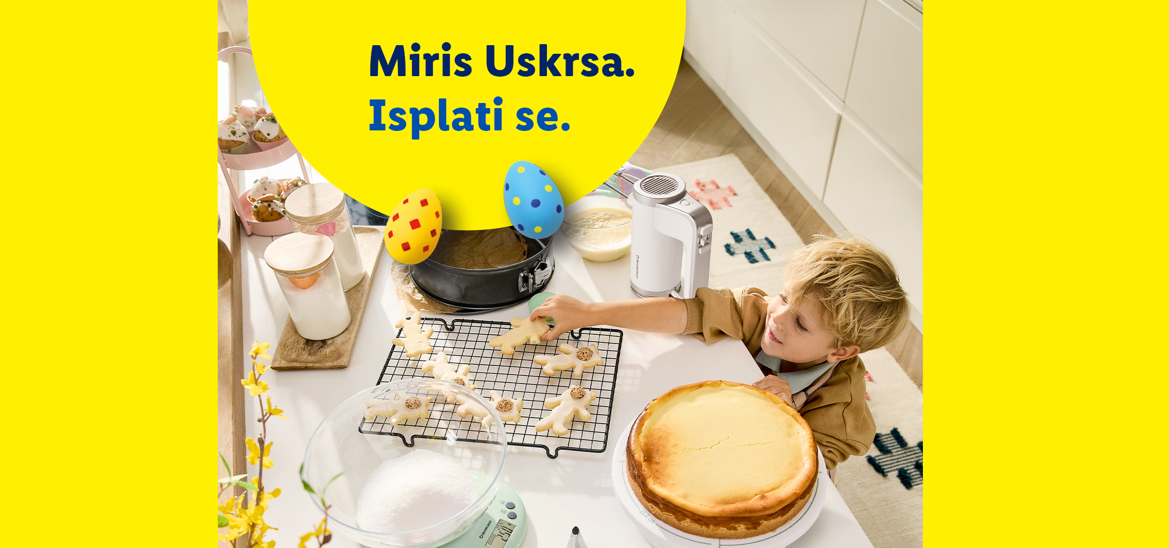 Dečak peče kolače i tortu za Uskrs. Tekst: Miris Uskrsa. Isplati se.