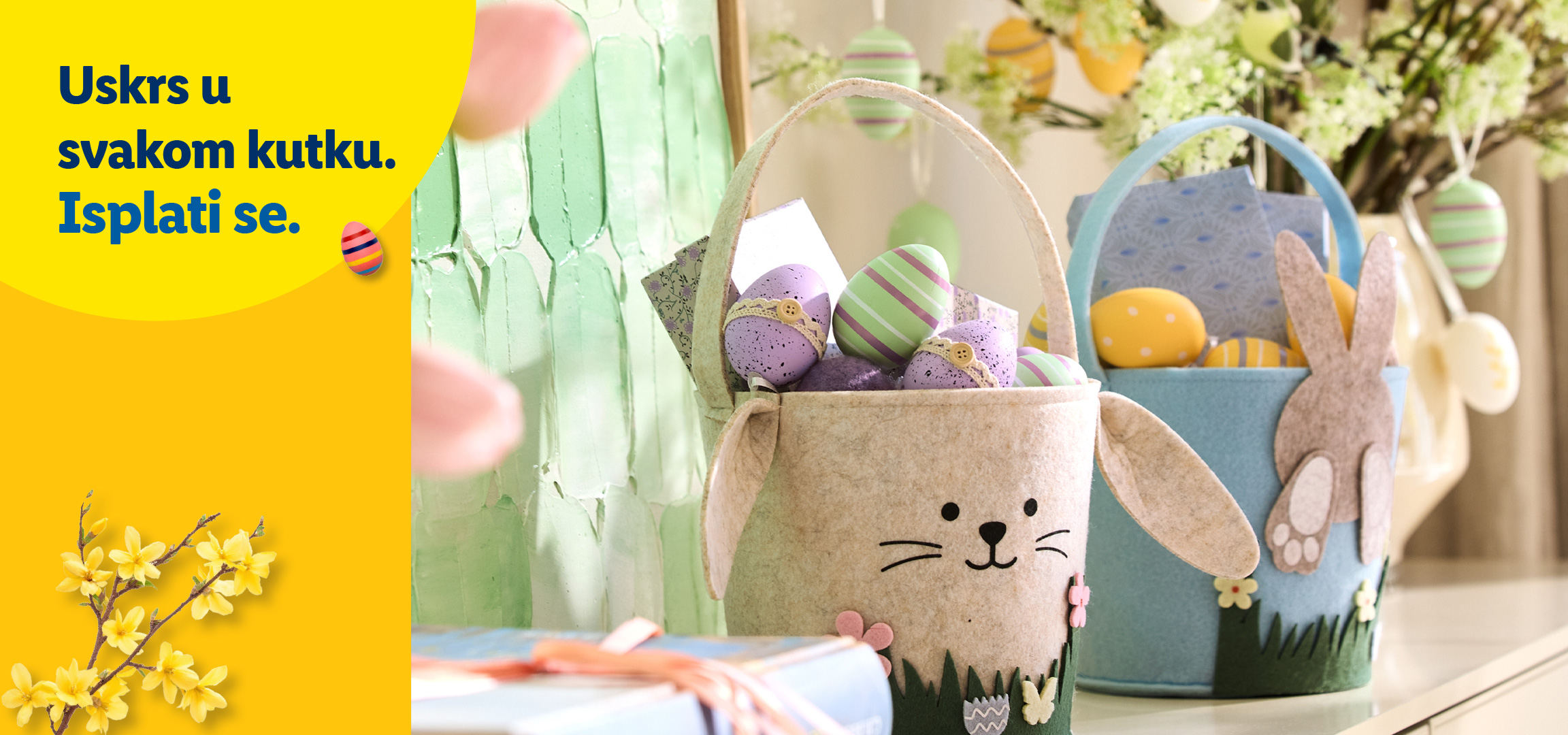 Uskršnje korpe sa jajima i ukrasima, sa tekstom: Uskrs u svakom kutku. Isplati se.
