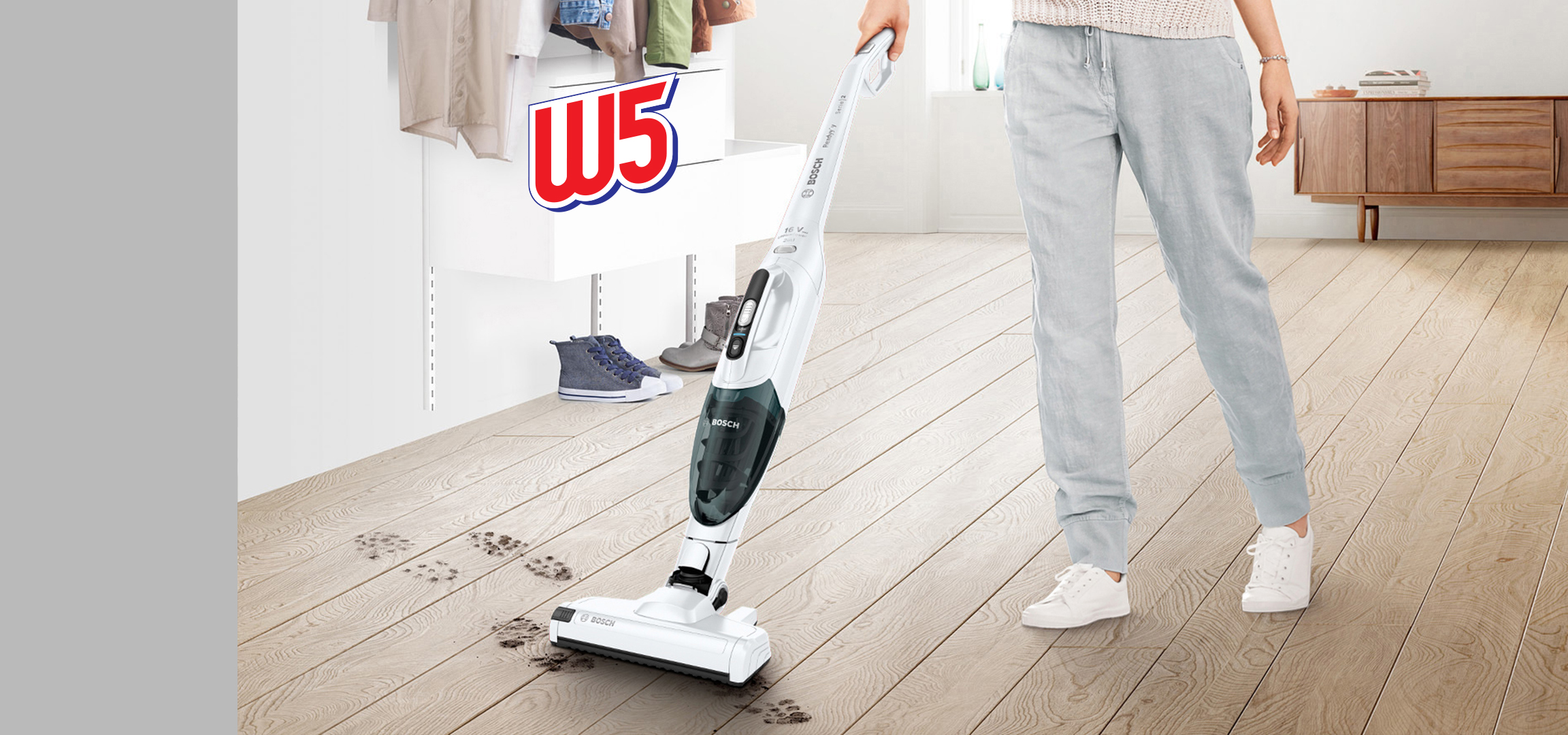 W5 logo, osoba čisti pod usisivačem, raznobojne krpe od mikrovlakana, i osoba čisti prozor