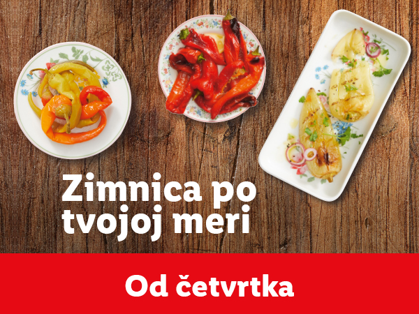 Tri tanjira sa pečenim paprikama i kiselim paprikama na drvenoj pozadini.